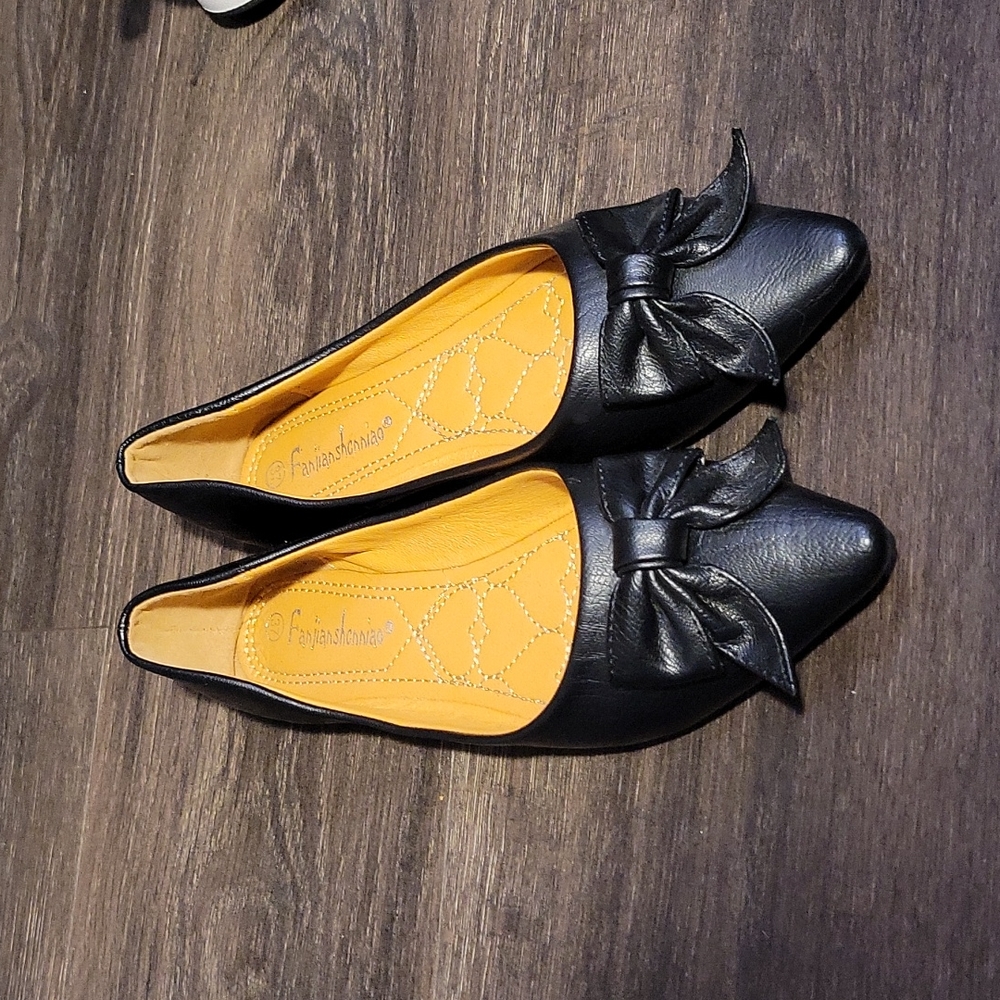 Pointed toe flats with bow detail